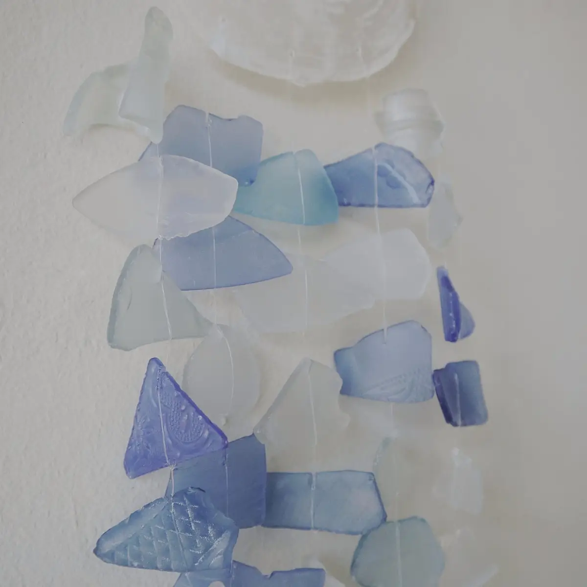 Vindspel i återvunnet glas med blå och vit design - produktbild 3