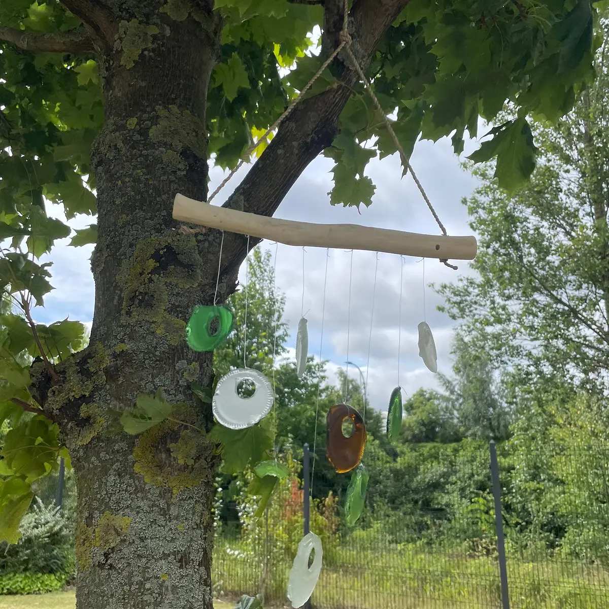 Vindspel i återvunnet glas med drivved - produktbild 5