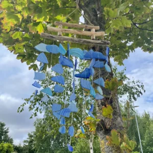 Vindspel i återvunnet glas med drivved, blå nyanser - produktbild 2