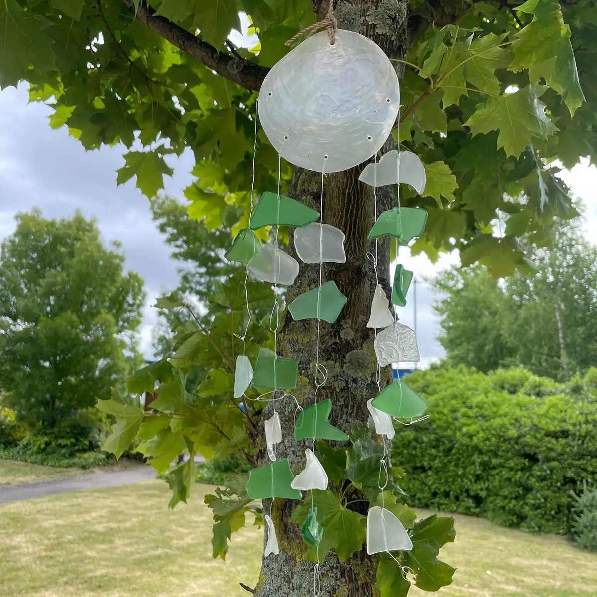 Vindspel i återvunnet glas med gröna och vita glasbitar - produktbild 3