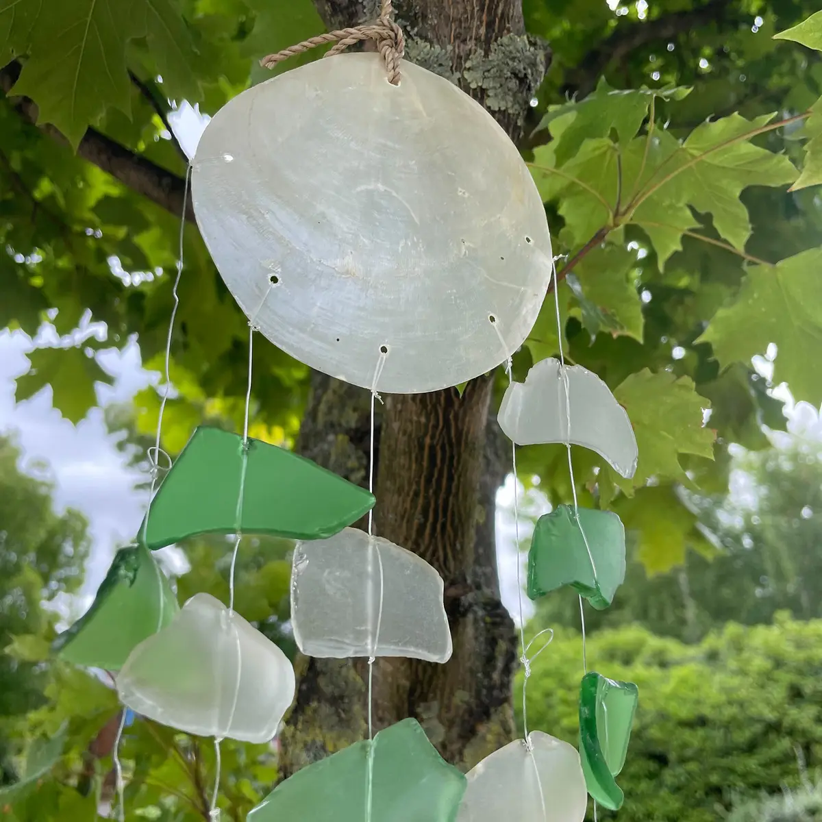 Vindspel i återvunnet glas med gröna och vita glasbitar - produktbild 4