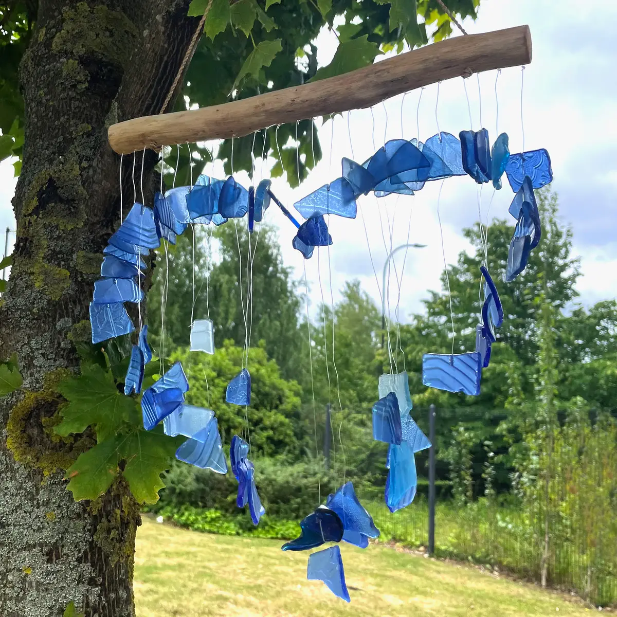 Vindspel i återvunnet glas med hjärtdesign blå - produktbild 6