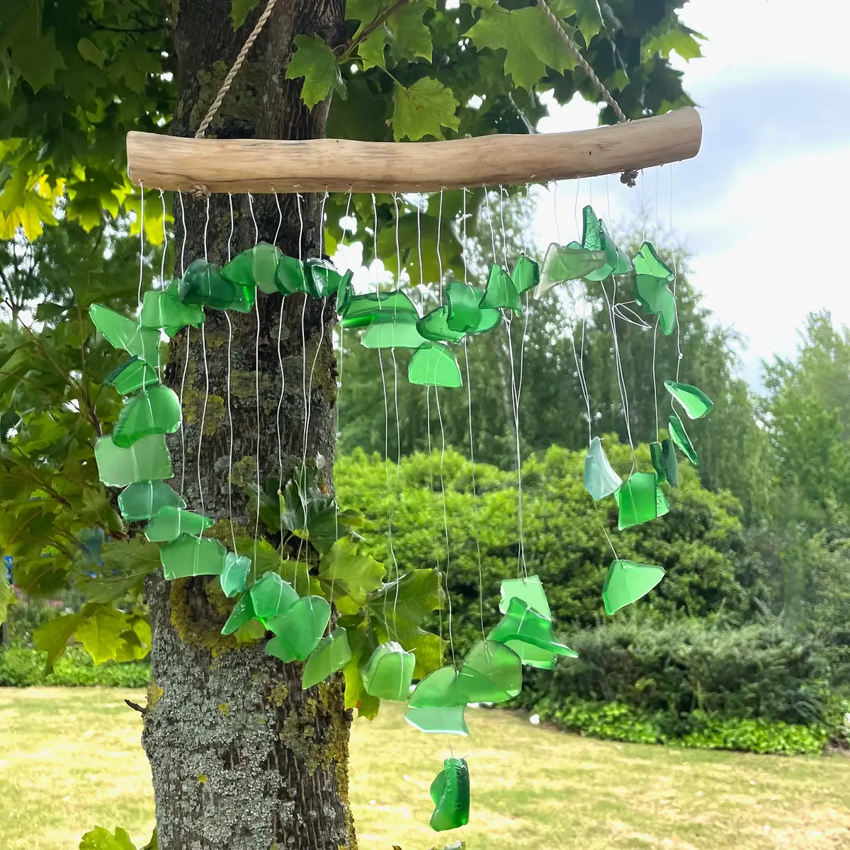 Vindspel i återvunnet glas med hjärtdesign och drivved - produktbild 5