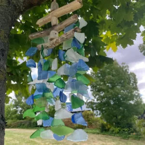 Vindspel i återvunnet glas med tre pinnar i grön, vit och blå - produktbild 2