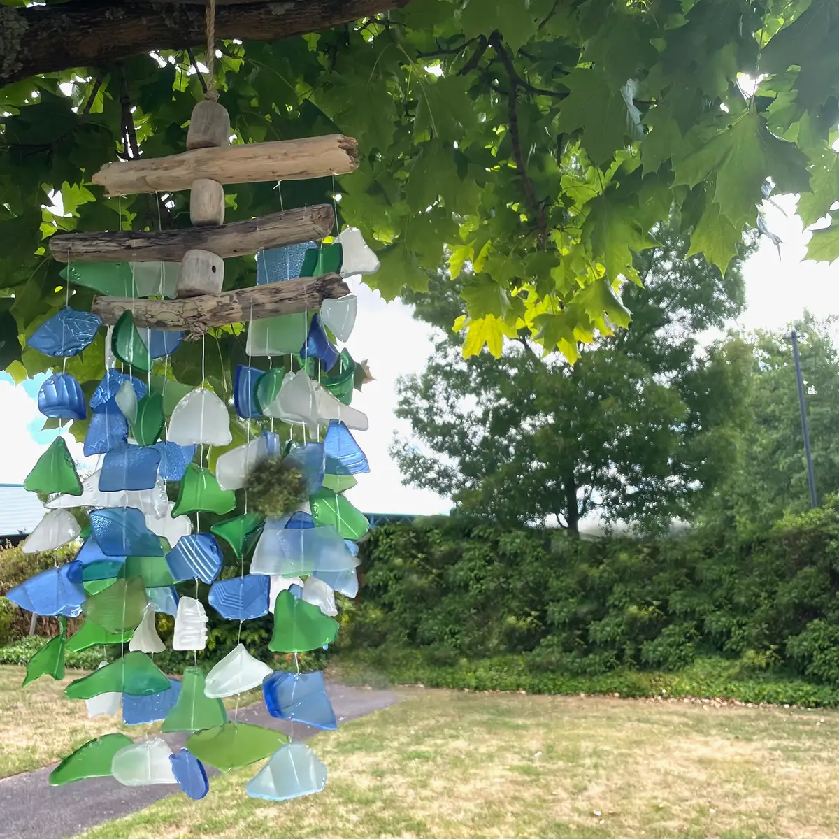 Vindspel i återvunnet glas med tre pinnar i grön, vit och blå - produktbild 3
