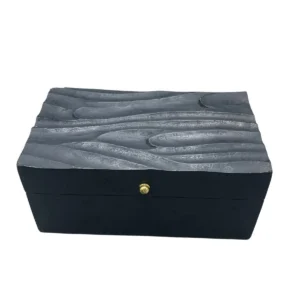 Svart vintage dekorationslåda med intrikat swirl-mönster på locket