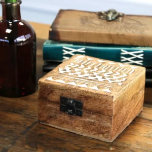 Vitlaserad trälåda med aztekiskt mönster 10x10x6 cm - produktbild 2