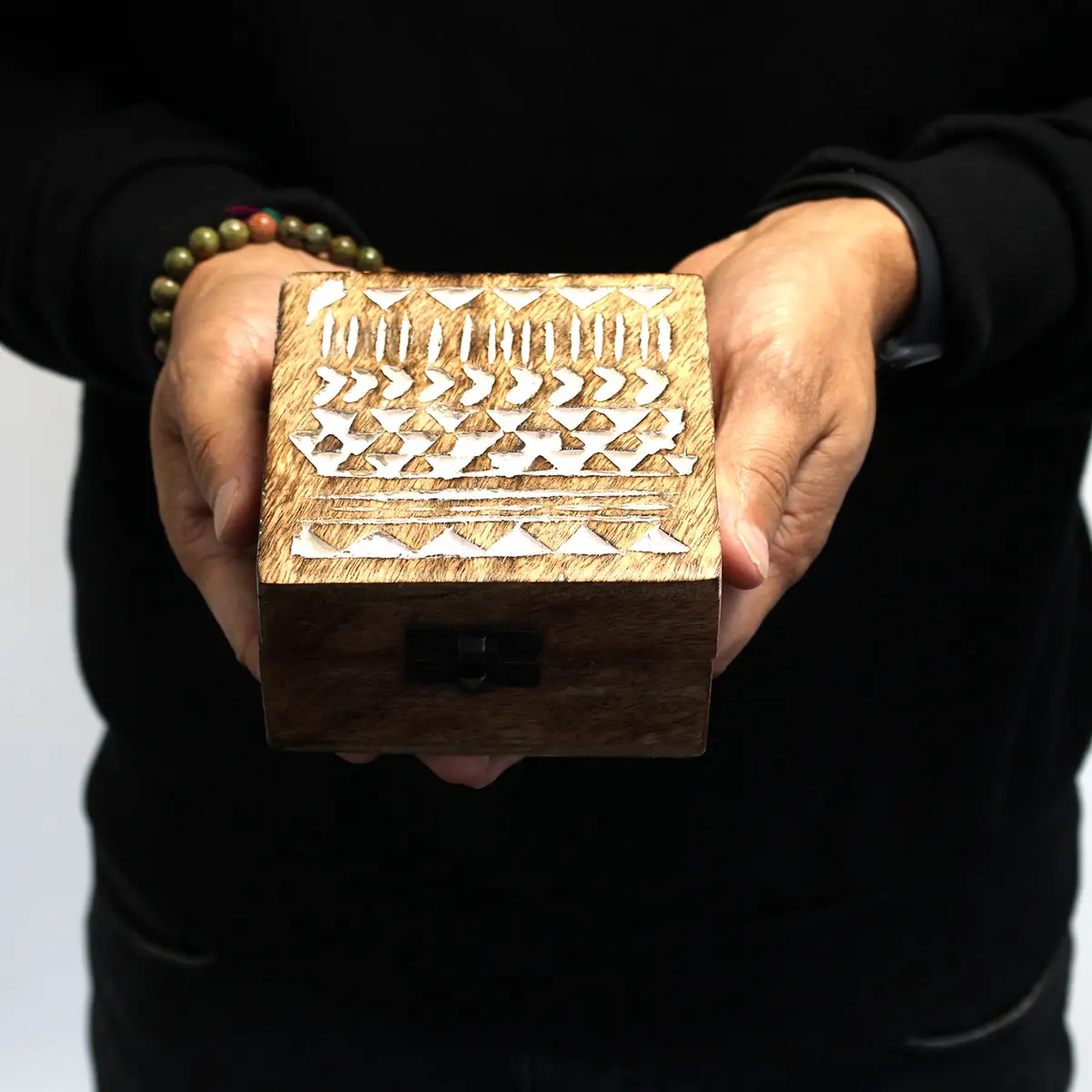 Vitlaserad trälåda med aztekiskt mönster 10x10x6 cm - produktbild 6