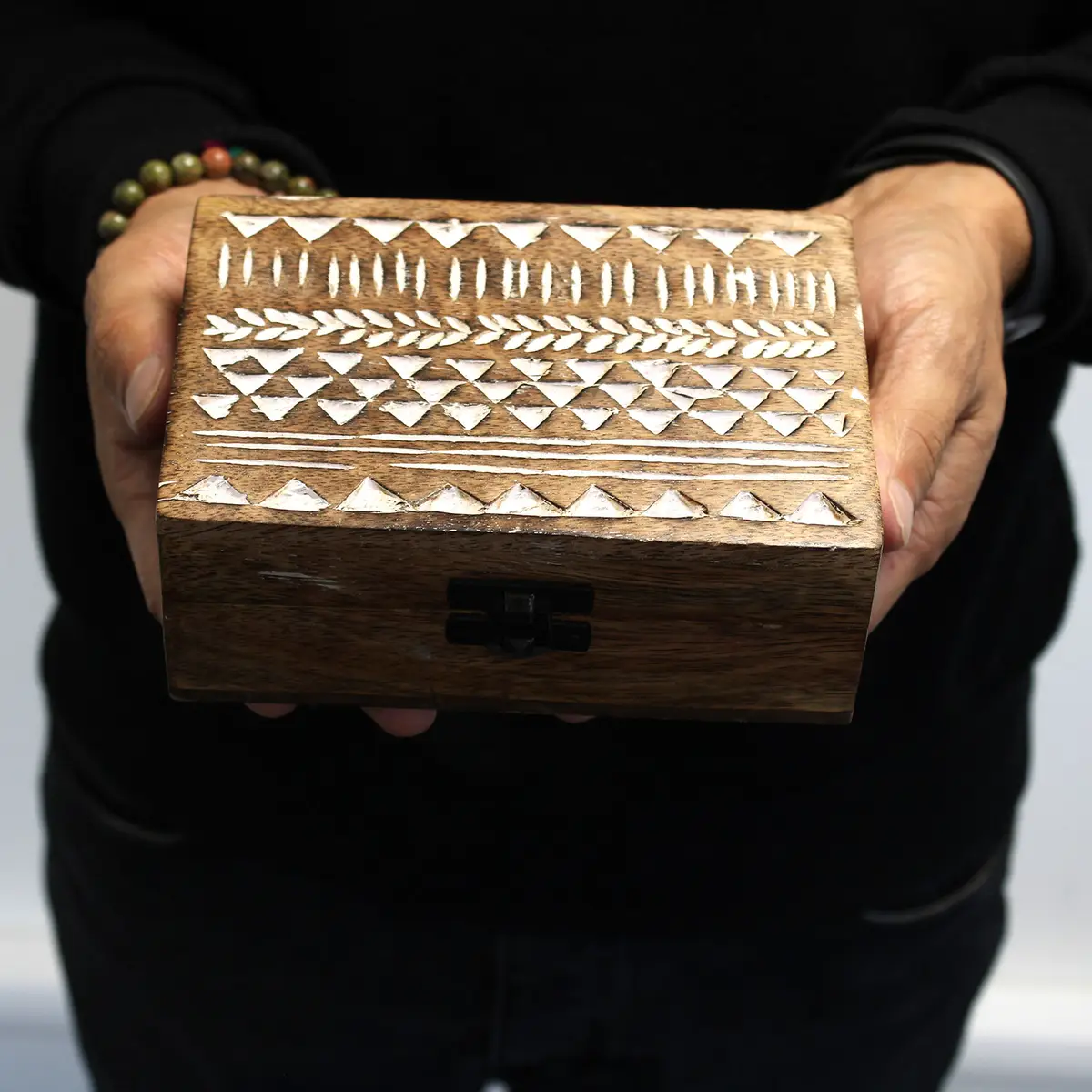 Vitlaserad trälåda med aztekiskt mönster 8,5x5,5x4 cm - produktbild 2