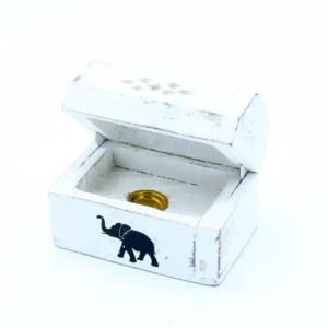 Vitvaskad trä rökelsehållare med elefantmotiv och öppet lock