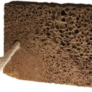 Fyrkantig vulkanisk lavasten med porös yta och snöre för upphängning