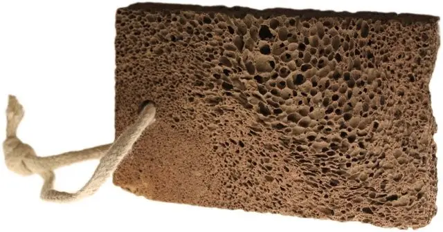 Fyrkantig vulkanisk lavasten med porös yta och snöre för upphängning