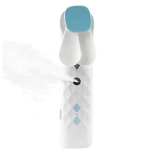 White Nano Mist Face Fan & Spray i vitt med blå detaljer som sprutar fin mist