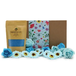 Presentförpackning med blått badsalt och blå tvålblommor från Wild Hare Salt & Flowers Set