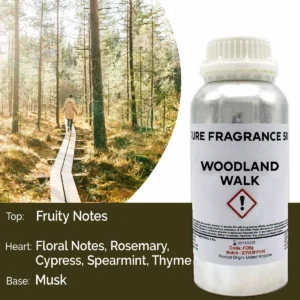 Flaska med Woodland Walk ren doftolja 500 ml och skogsmiljö i bakgrunden