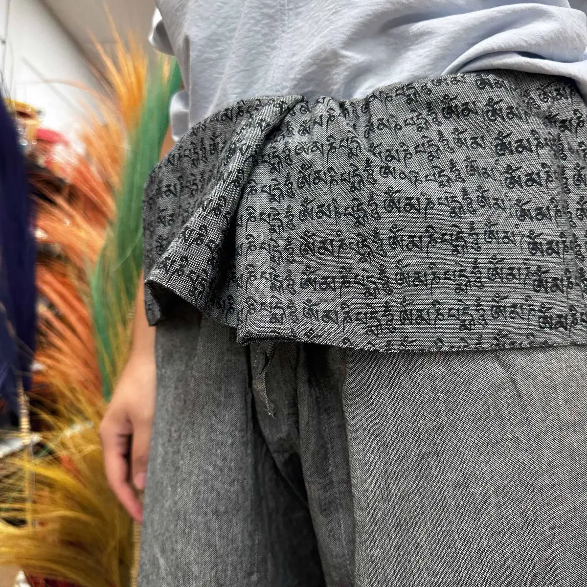 Yoga- och festivalbyxor med mandalamönster i grått - produktbild 4