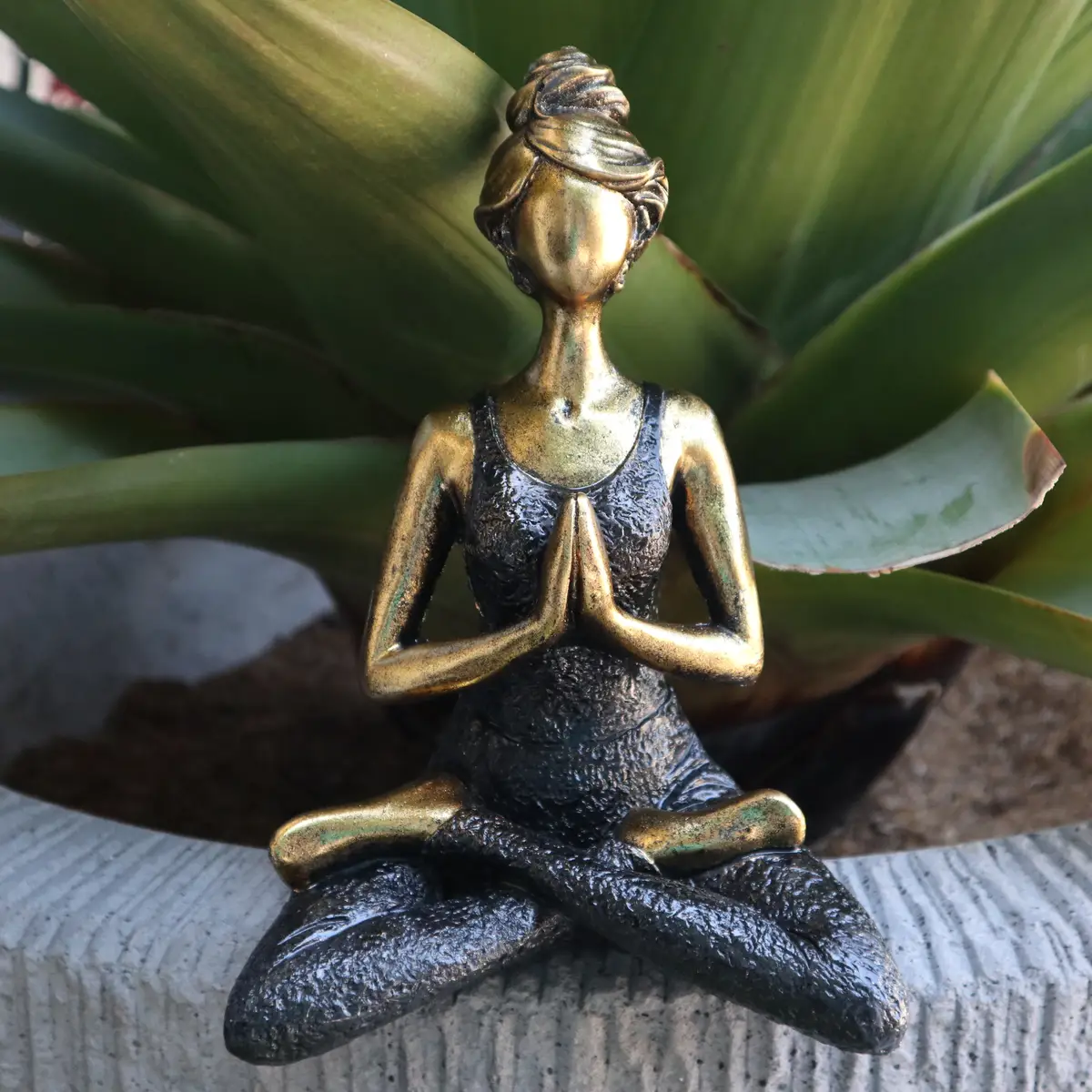 Yogafigur dam i resin, brons och svart, 24 cm - produktbild 3