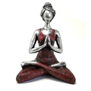 Handgjord yogafigur i dammodell i silver och bordeauxfärger sittande i yogaposition