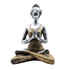 Handgjord yogafigur i dammodell i silver och guld sittande i yogaposition