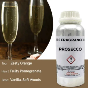 Flaska med ren doftolja Prosecco 500 ml och två glas prosecco i bakgrunden