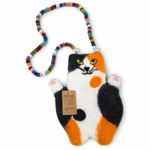 Filtad väska formad som en katt med svart, orange och vit färg och färgglad rem av filtade bollar