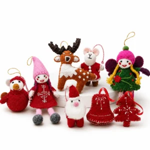 Filtade juldekorationer i olika motiv som tomte, ren, mus och julgran