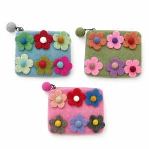 Tre färgglada filtnecessärer med sex upphöjda blommor på varje, i blått, grönt och rosa