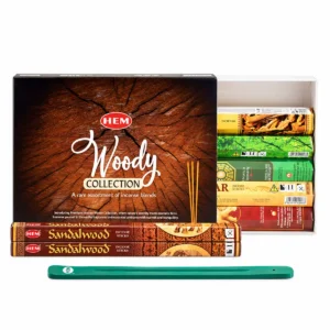 HEM Woody Collection rökelsepinnar i förpackning med träinspirerad design och grön rökelsehållare