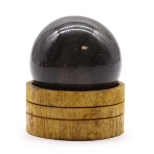 Polerad kristallsfär av oceanagat på rund träställning