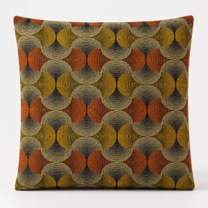 Kuddfodral med cirkulärt mönster i orange, gult och beige på mörk bakgrund