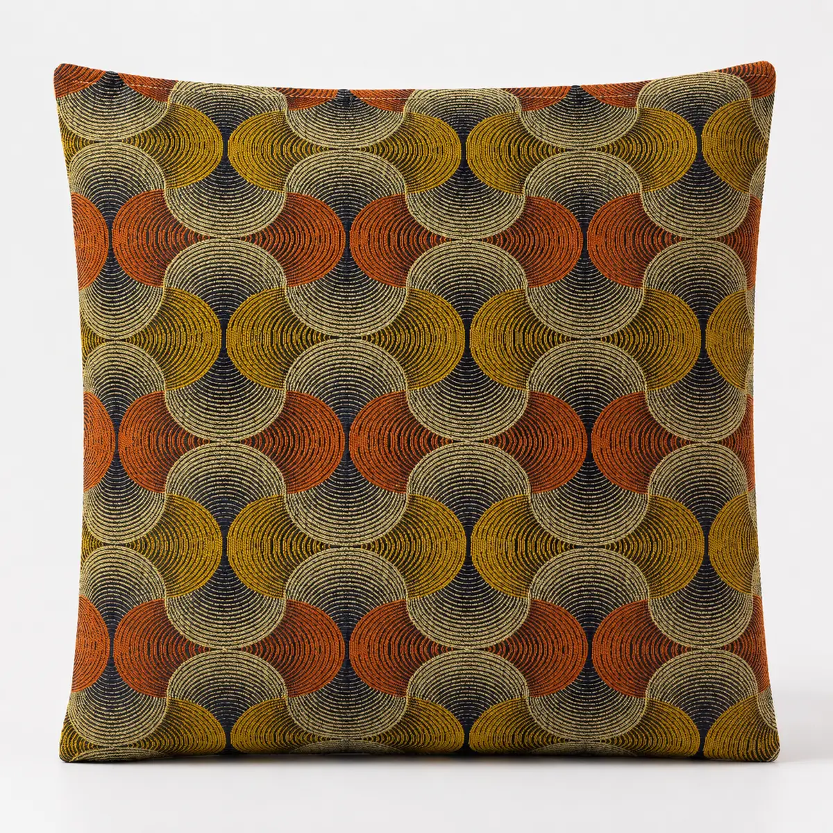 Kuddfodral med cirkulärt mönster i orange, gult och beige på mörk bakgrund