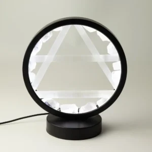 Modern bordslampa med svart cirkulär ram och ädelstensgloria i klar kvarts och selenit