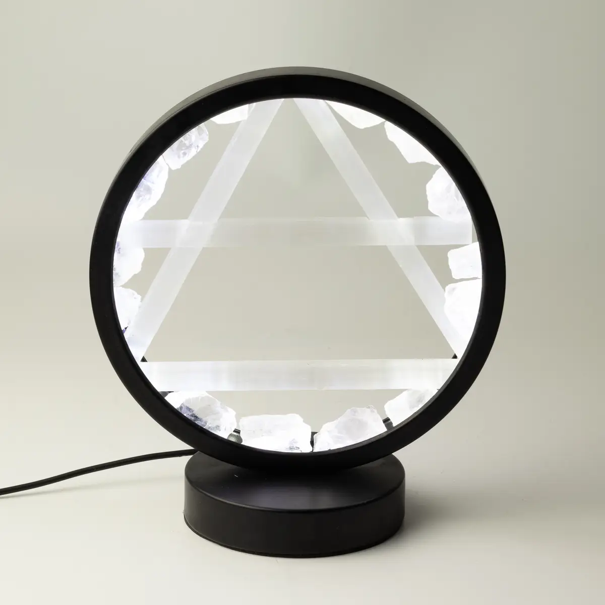 Modern bordslampa med svart cirkulär ram och ädelstensgloria i klar kvarts och selenit