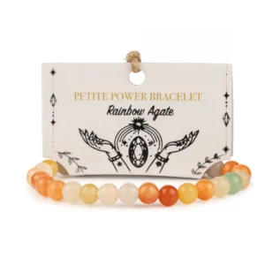Litet armband med polerade pärlor i varma orange, gula, creme och gröna toner framför illustrerat presentkort
