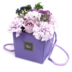 Lila tvålblomsterbukett med lavendelrosor och nejlikor i presentförpackning