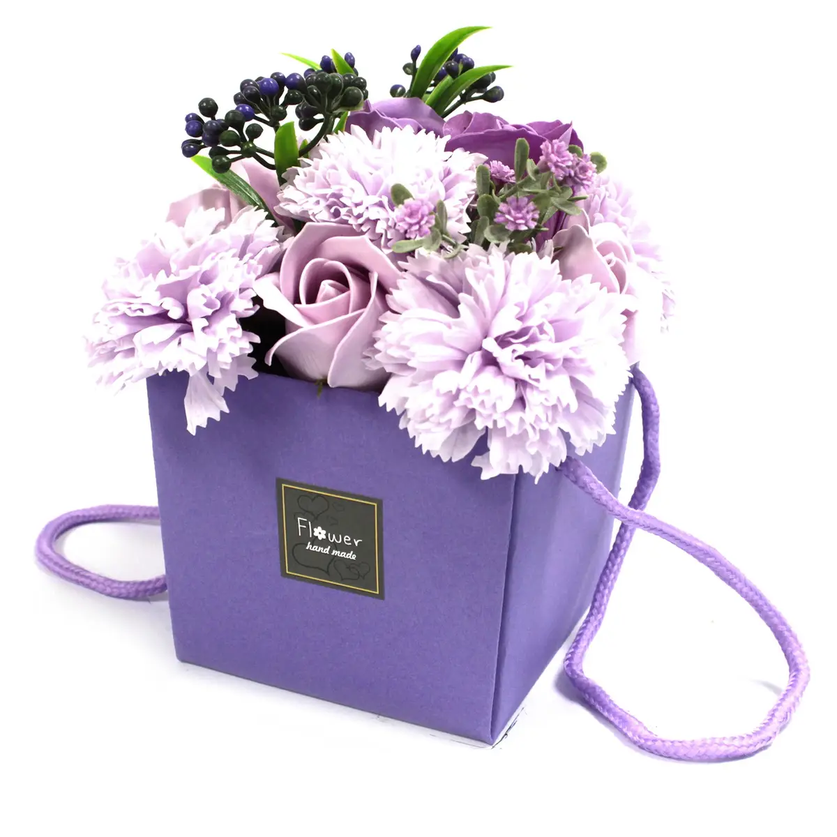 Lila tvålblomsterbukett med lavendelrosor och nejlikor i presentförpackning