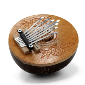 Handgjord mini kalimba i kokosnötsskal med ingraverad träyta och metalltangenter