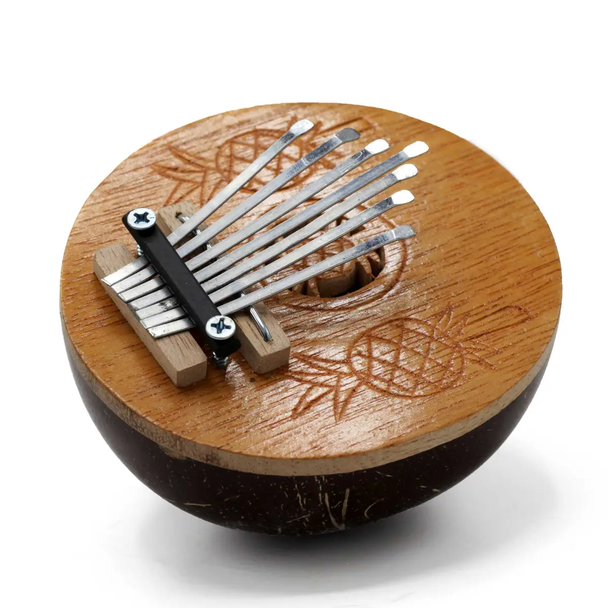 Handgjord mini kalimba i kokosnötsskal med ingraverad träyta och metalltangenter
