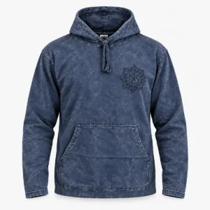 Blå stonewashed huvtröja med känguruficka och Nomad Sari-motiv på bröstet