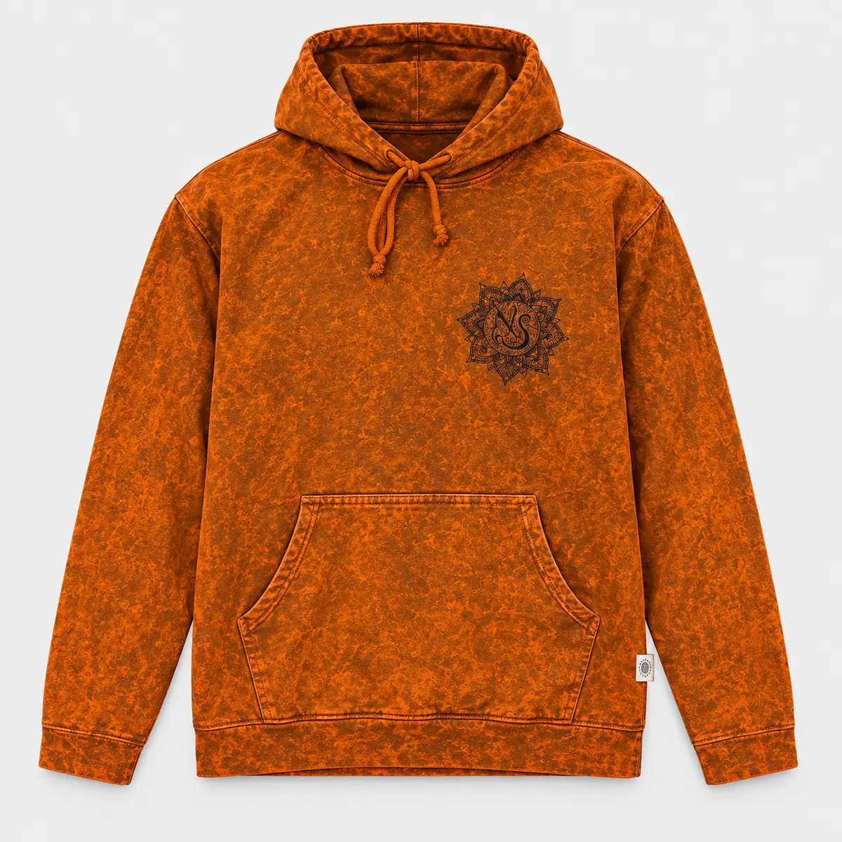Bränd orange huvtröja med justerbar huva, känguruficka och svart Nomad Sari-motiv på bröstet
