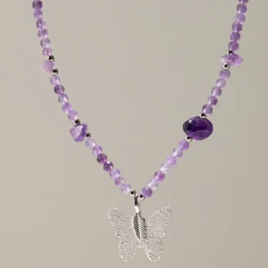 Halsband med violetta ametistpärlor och silverpläterad fjärilsberlock av äkta blad