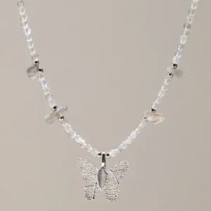 Nymph halsband med fasetterade labradoritpärlor och silverpläterad fjärilsberlock av äkta blad