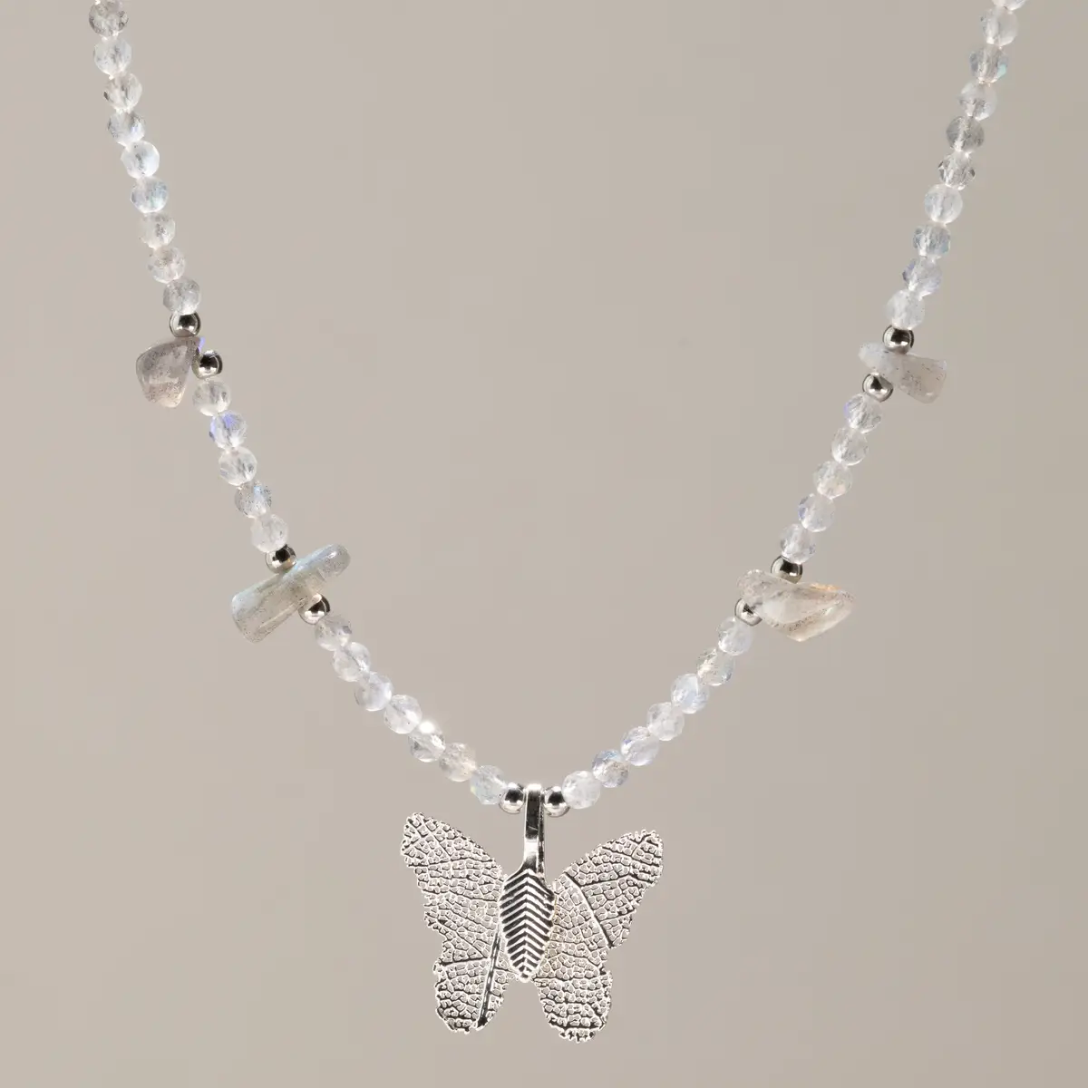Nymph halsband med fasetterade labradoritpärlor och silverpläterad fjärilsberlock av äkta blad