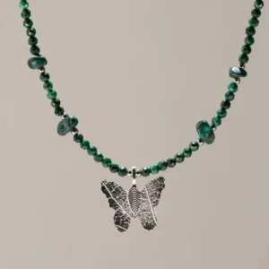 Nymph halsband med gröna fasetterade malakitpärlor och silverpläterad fjärilsberlock av äkta blad
