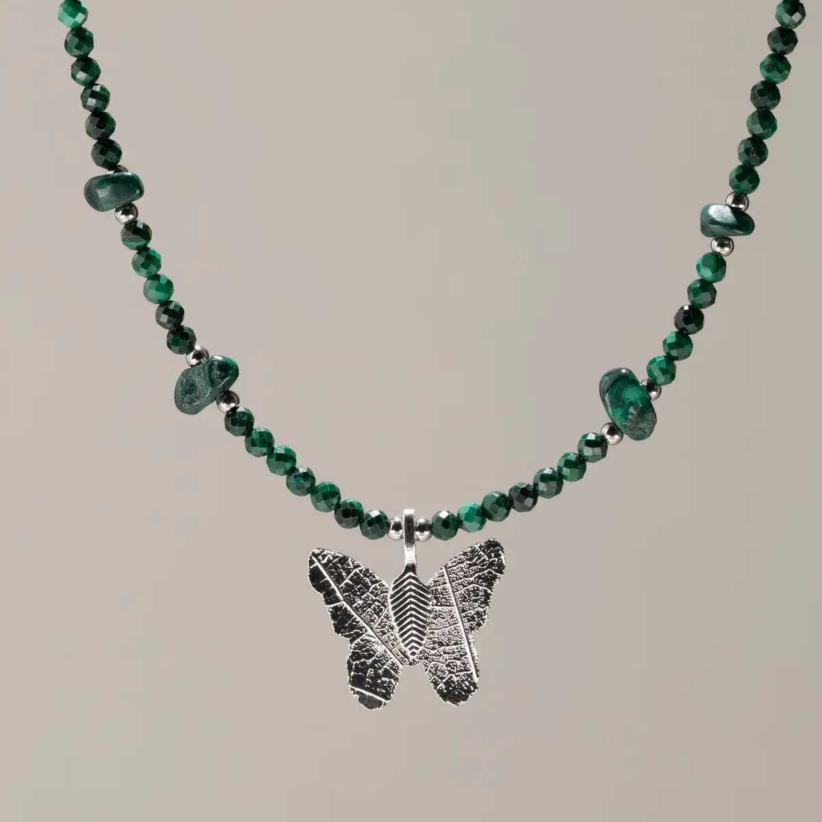 Nymph halsband med gröna fasetterade malakitpärlor och silverpläterad fjärilsberlock av äkta blad