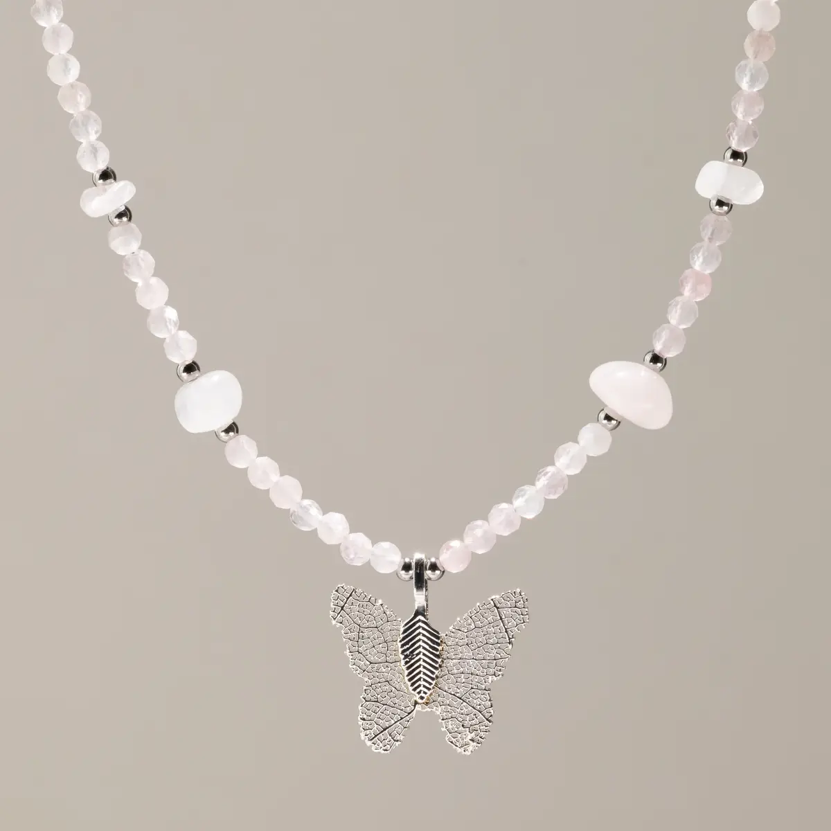 Nymph halsband med rosa rosenkvarts och silverpläterad fjärilsberlock av äkta blad