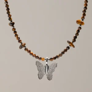 Nymph halsband med fasettslipade tigeröga-pärlor och silverpläterad fjärilsberlock i äkta blad