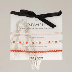 Nymph Spirit armbandsset med rosenkvarts och rubin på illustrerat kort med svart rosett