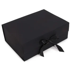 Svart extra stor presentask med platt paketdesign och knutet band