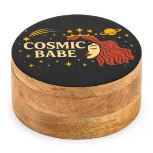 Rund träask med emaljerat lock och kosmiskt motiv med texten Cosmic Babe